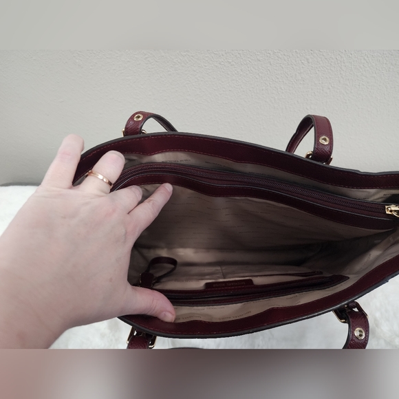 Michael Kors Handbag; Voyager East West Crossgrain Leather Tote - Picture 4 of 13